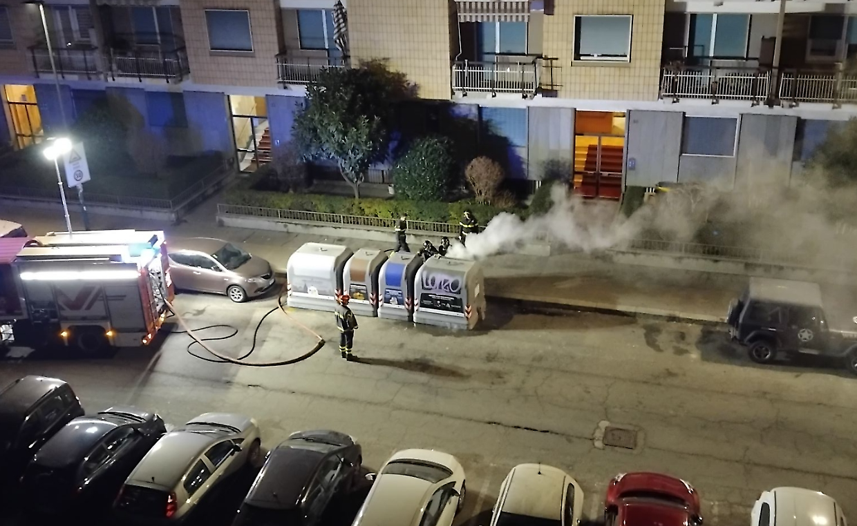 I pompieri spengono l'incendio ai bidoni