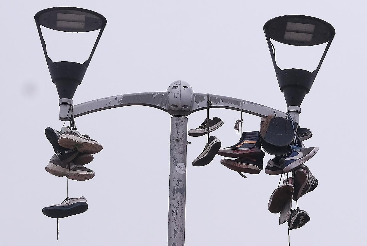 Perchè i lampioni del centro di Torino sono pieni di scarpe?