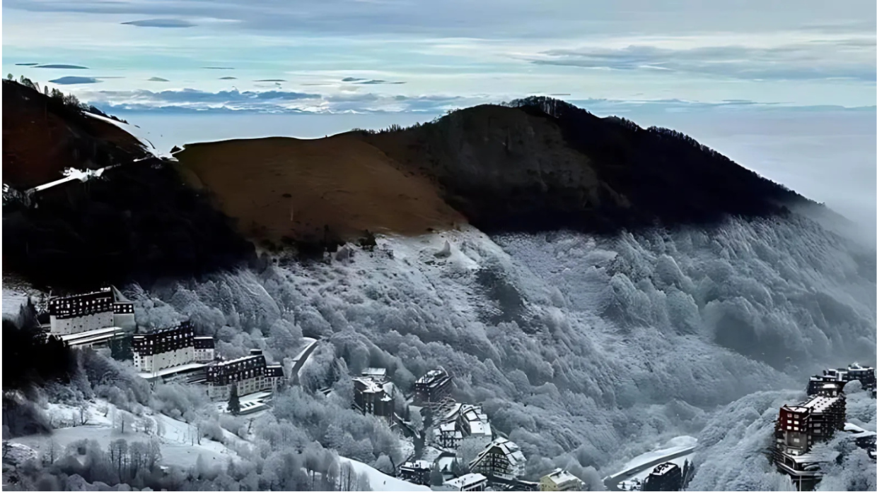 Il mondo si capovolge: la foto surreale delle Alpi cuneesi