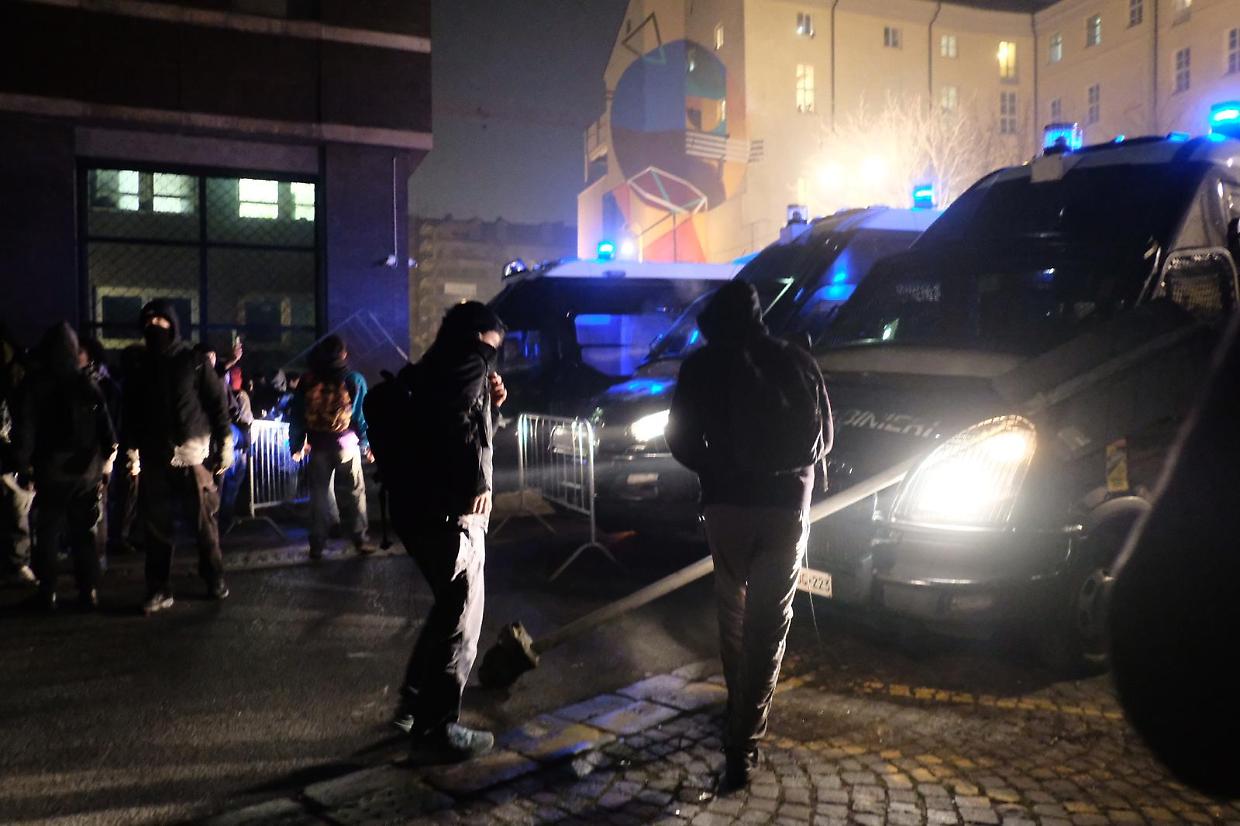 Il corteo partito da Porta Palazzo  ha dato l'assalto al commissariato Dora Vanchiglia 