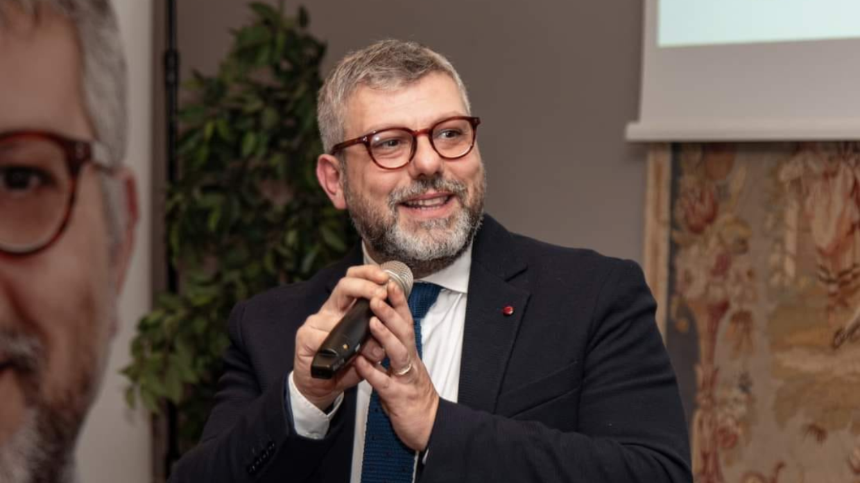 Furto d’Identità a Leinì: Il Sindaco Luca Torella nel Mirino di un Profilo Falso sui Social