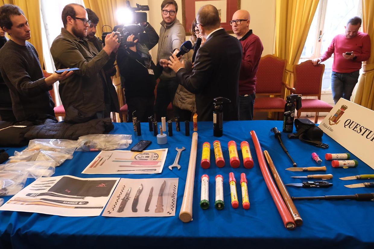 L'arsenale sequestrato dalla Digos agli ultras