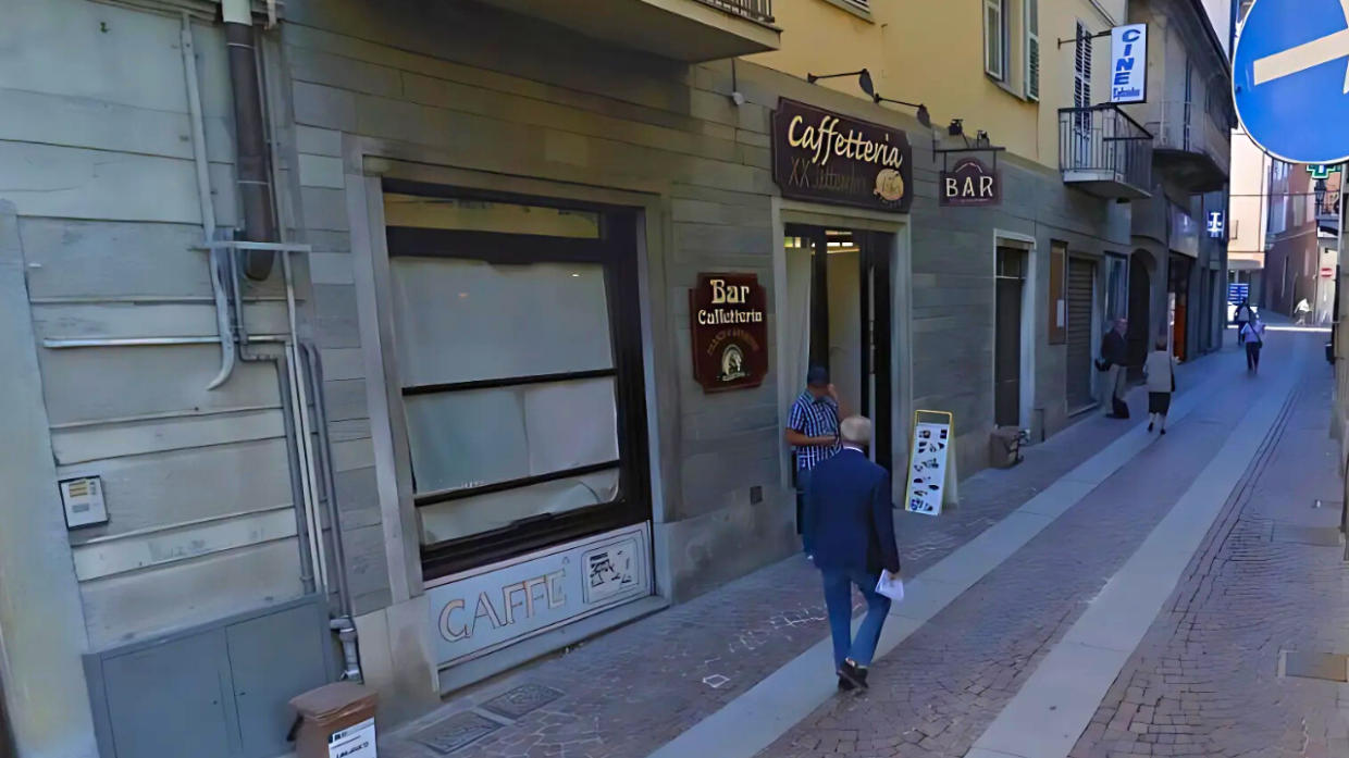 Aggredisce la barista e porta via la cassa: caccia al rapinatore a Chieri