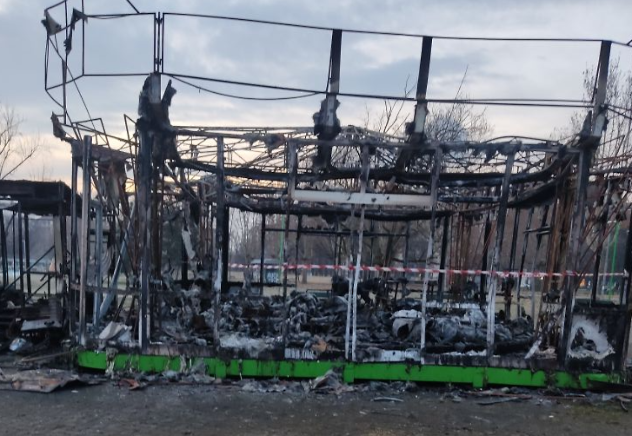 La giostra del parco Di Vittorio distrutta dall'incendio