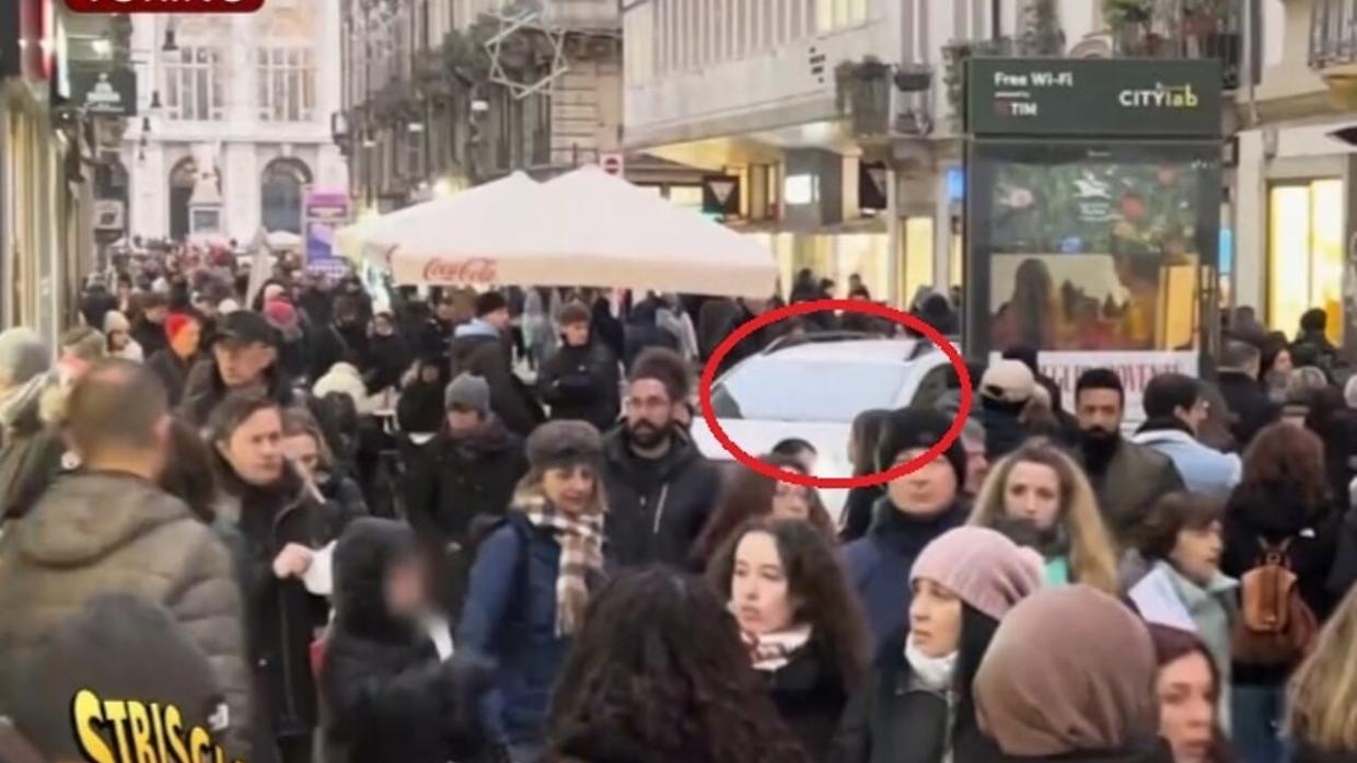 L'auto di Striscia la notizia in mezzo alla folla a Torino