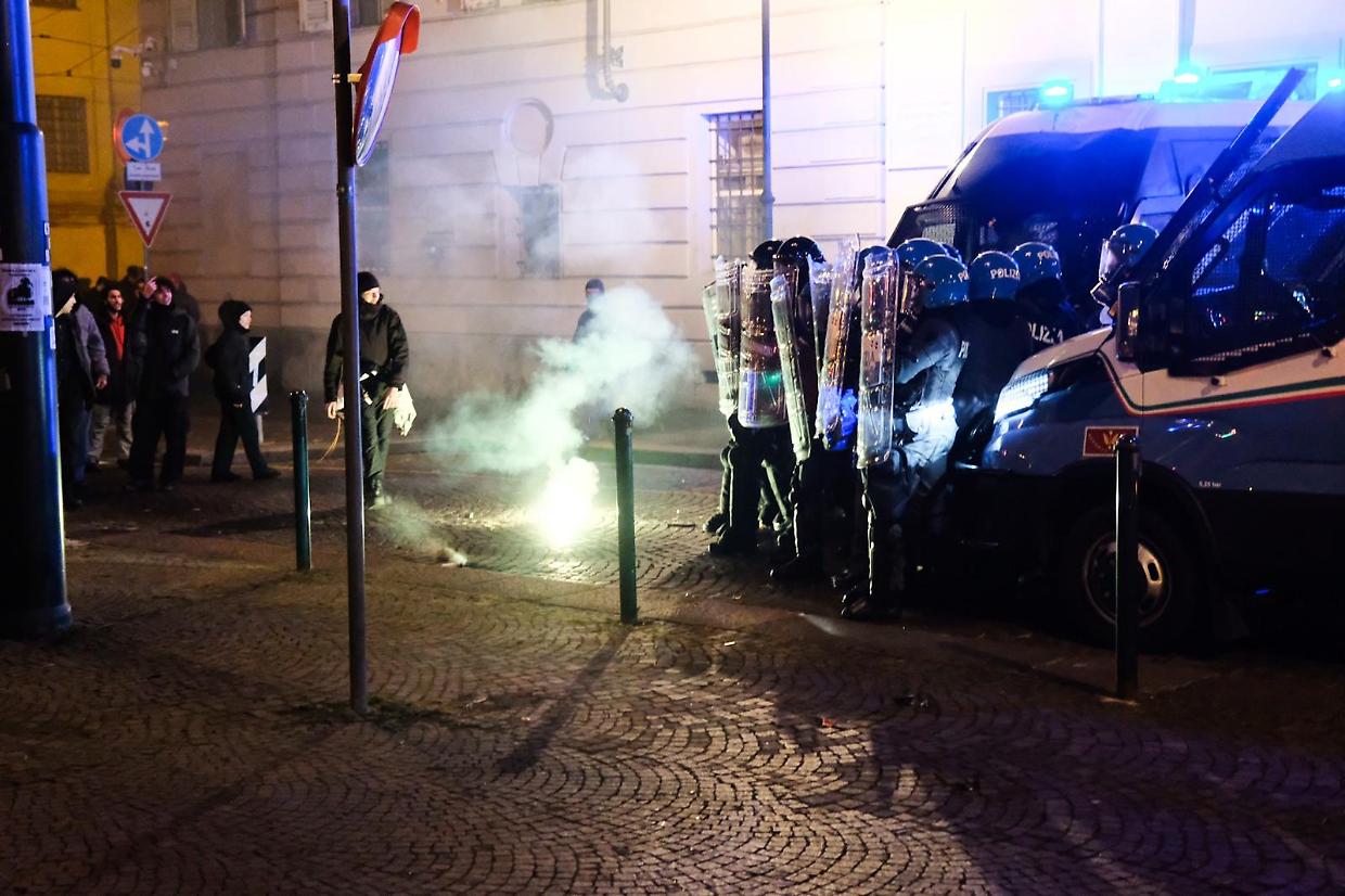 Gli scontri con la polizia e i carabinieri durante il corto per Ramy