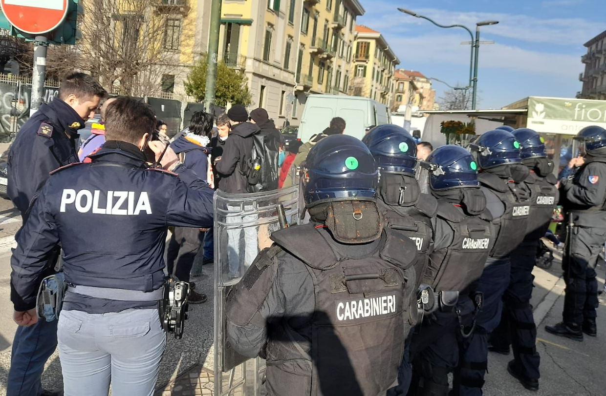 Le forze dell'ordine allontanano i centri sociali