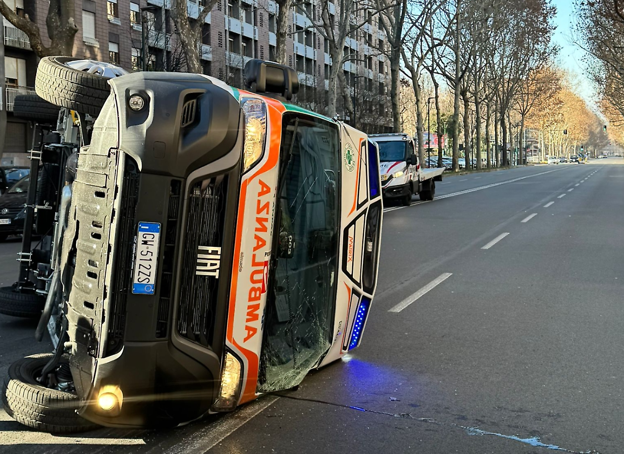 L'ambulanza si è ribaltata dopo lo scontro in piazza Adriano