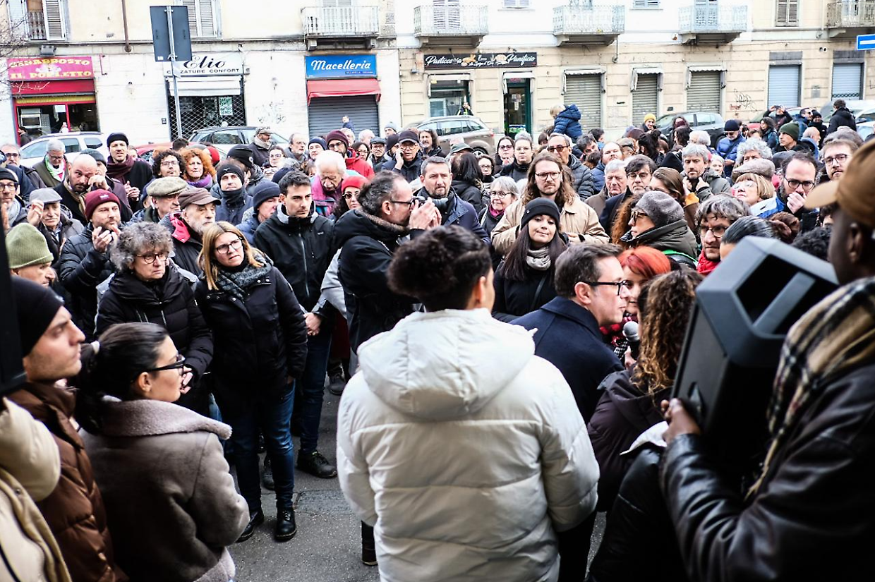 Il sit-in di solidarietà in via Cervino