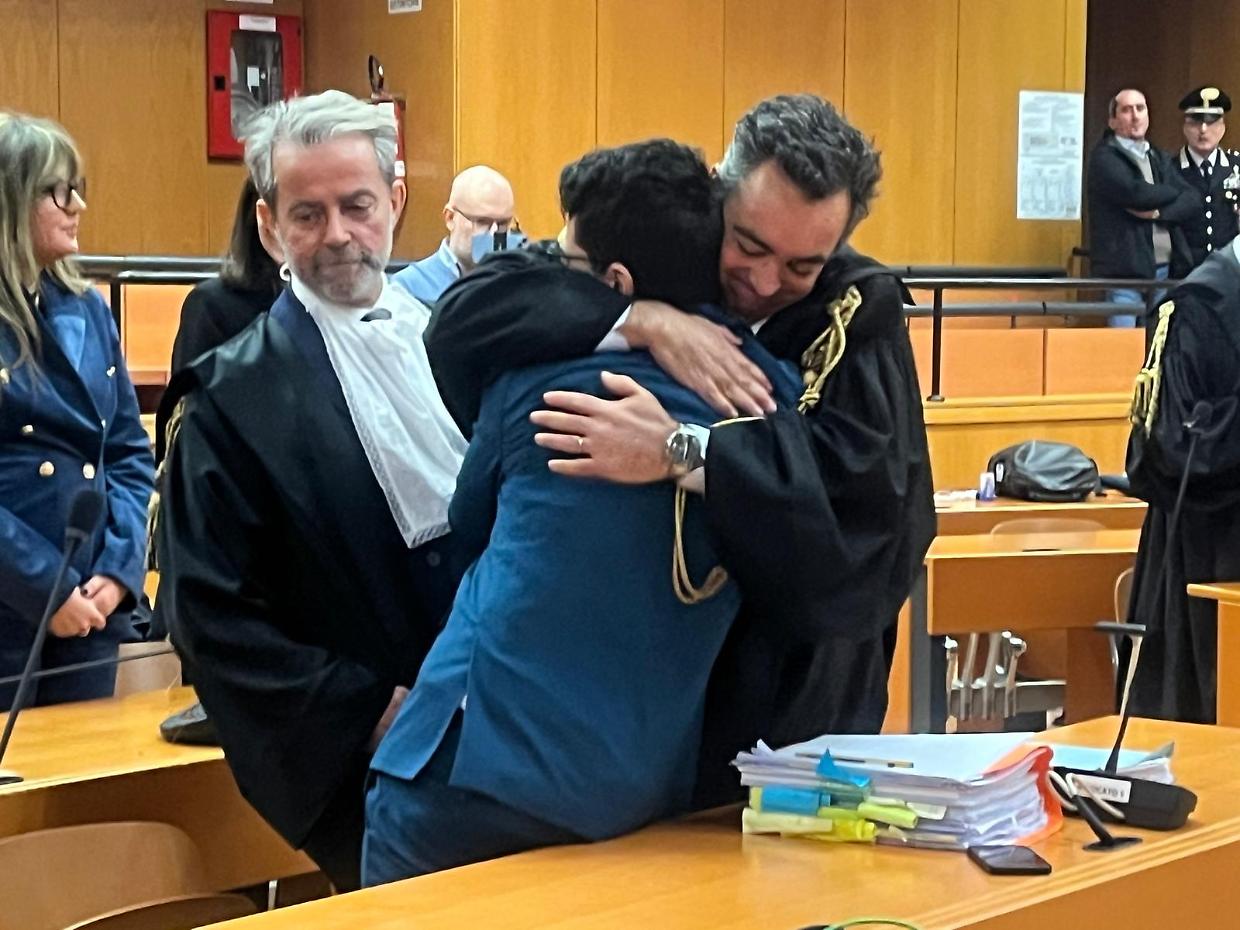 Uccide il padre violento con 34 coltellate, arriva la sentenza