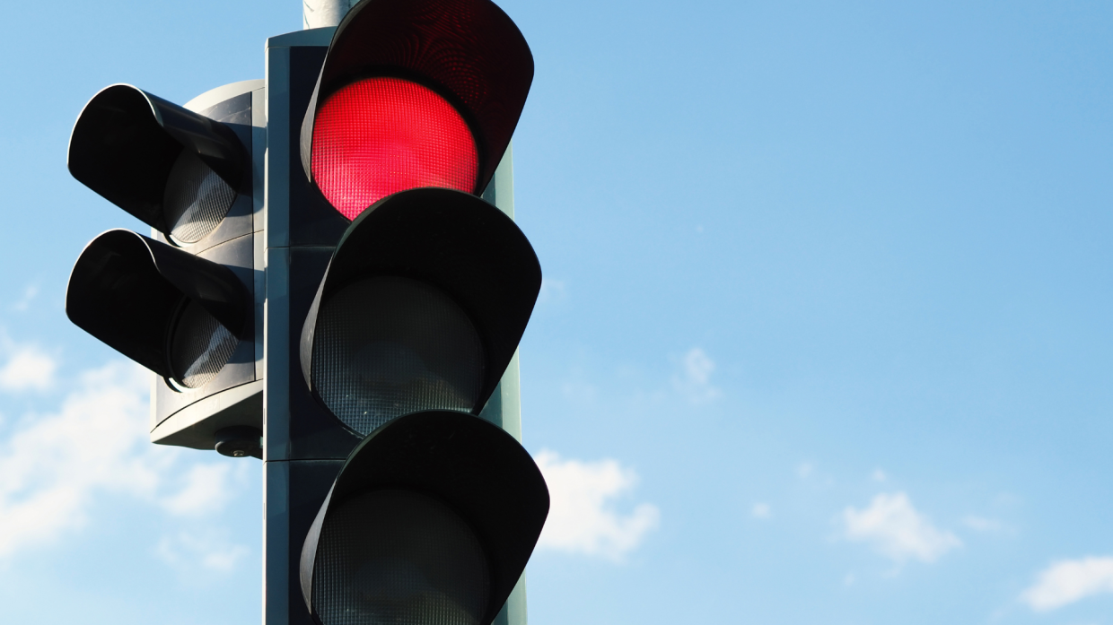 Pino Torinese, auto si schianta contro un semaforo e lo distrugge: ferito il conducente