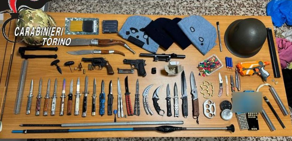 Pistole, 28 coltelli e pure un arco: perché quel 23enne nascondeva un arsenale in cameretta?