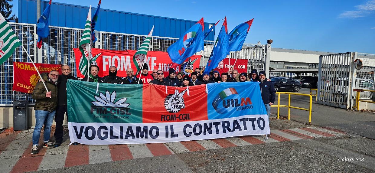 Scioperano gli operai metalmeccanici di Torino e provincia: «Non ci fermeremo»