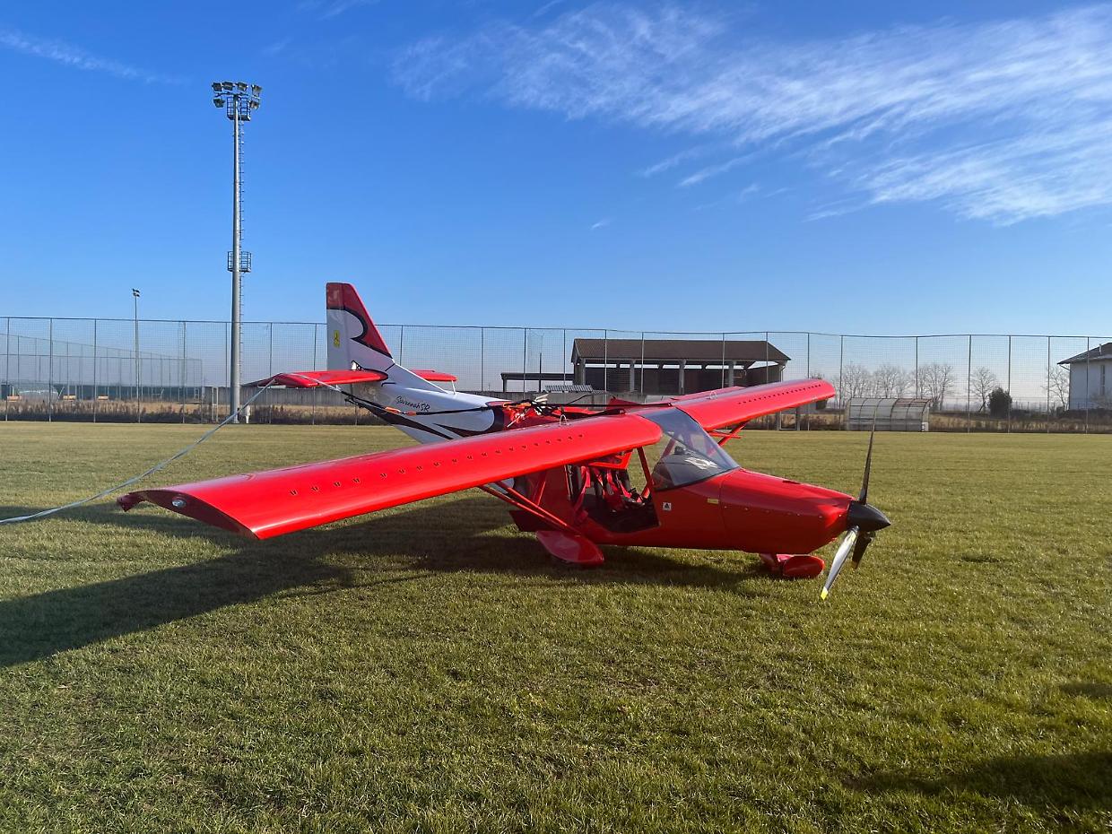 Aereo in avaria, atterraggio di emergenza (con il paracadute) nello stadio di Riva presso Chieri