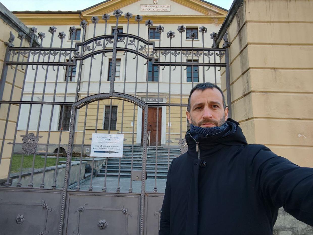 Il vicepresidente regionale Daniele Valle davanti all'ospedale di Susa