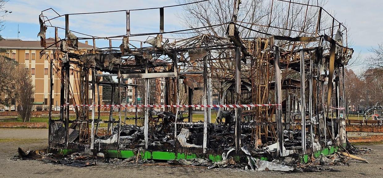Una raccolta fondi per ricostruire la giostra amata dai bambini e bruciata dai vandali