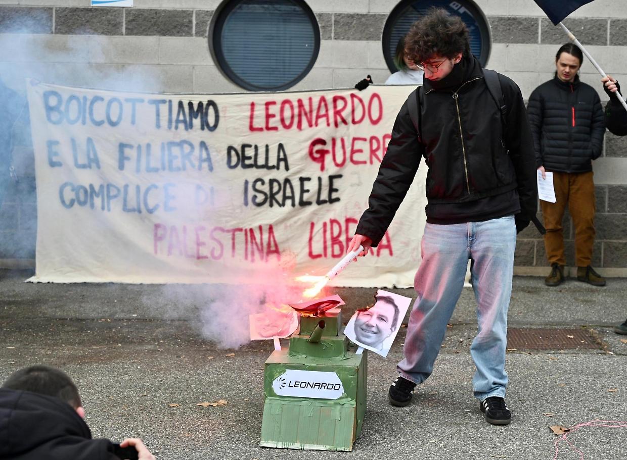 Carri armati di carta bruciati davanti alla sede di Leonardo a Torino