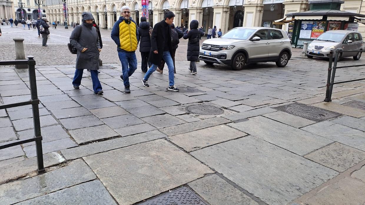 Addio alle transenne verdi di via Roma e piazza San Carlo