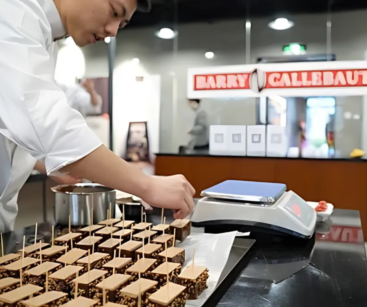 Cioccolato amaro: incassa 10 miliardi ma chiude e licenzia. Il caso Barry Callebaut