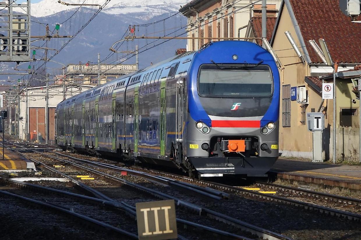 Un giovane torinese distrugge la biglietteria a testate alla stazione di Ciriè: intervengono i carabinieri