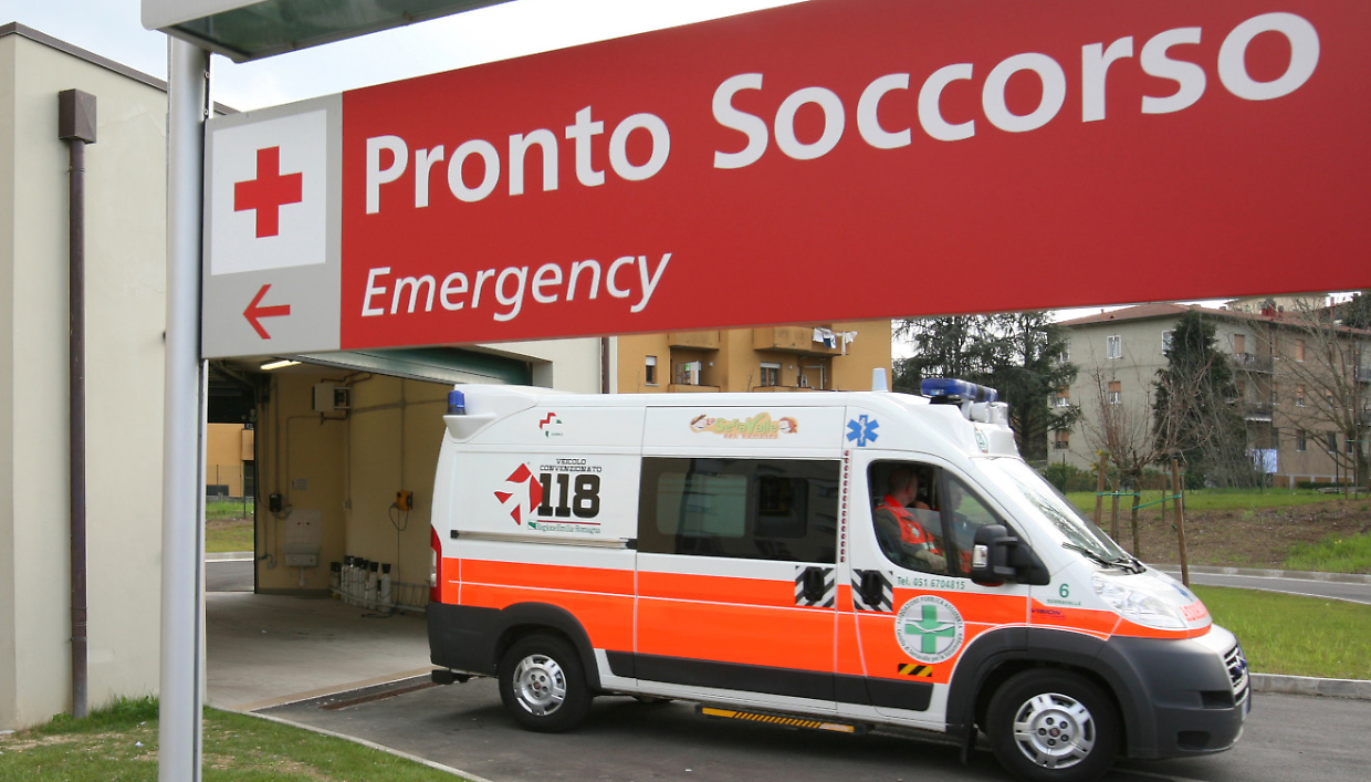 Scontro tra ambulanza e pullman ad Alessandria: tre feriti in codice giallo