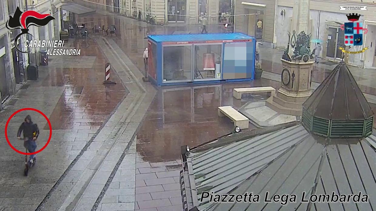 Sfreccia con il monopattino sul marciapiede e investe un anziano, ora in gravi condizioni