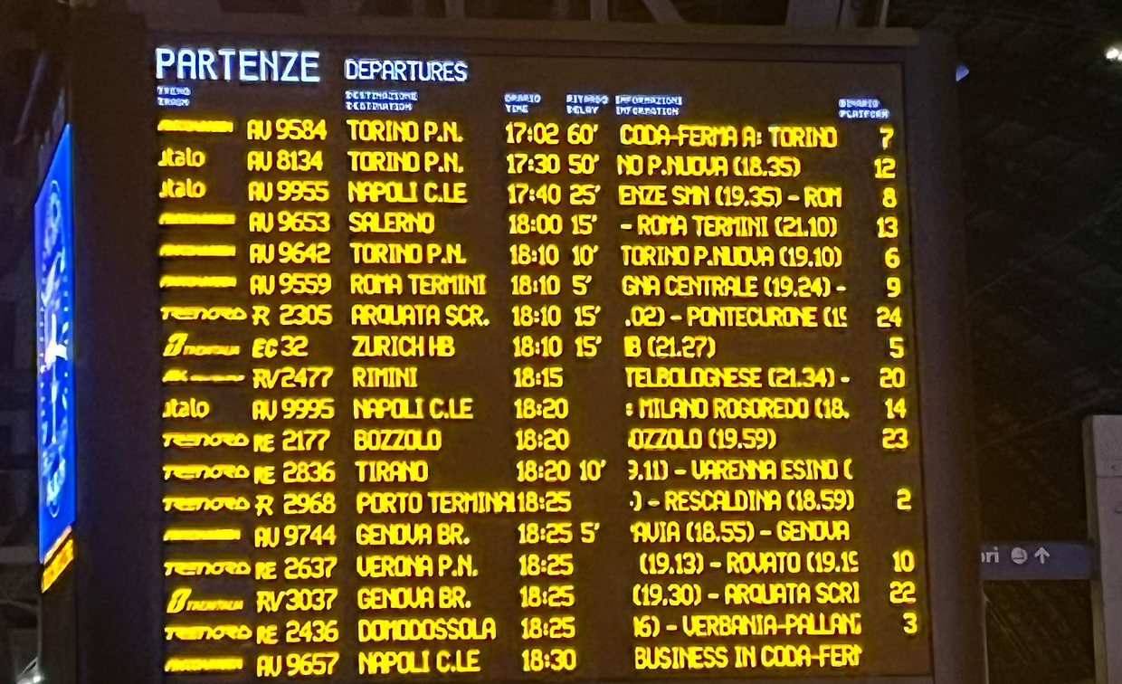 Il tabellone di Milano Centrale con i ritardi per Torino