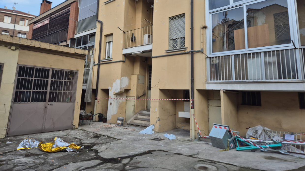 Dramma a Barriera, cede la ringhiera e cade dal quarto piano: muore a 57 anni