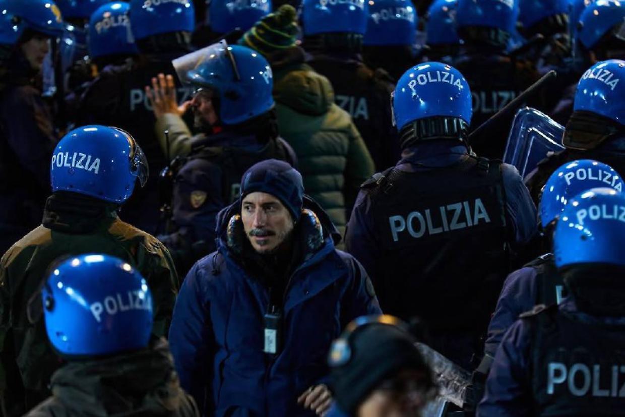 Il regista della serie, Michele Alhaique, durante le riprese (Fonte NETFLIX)