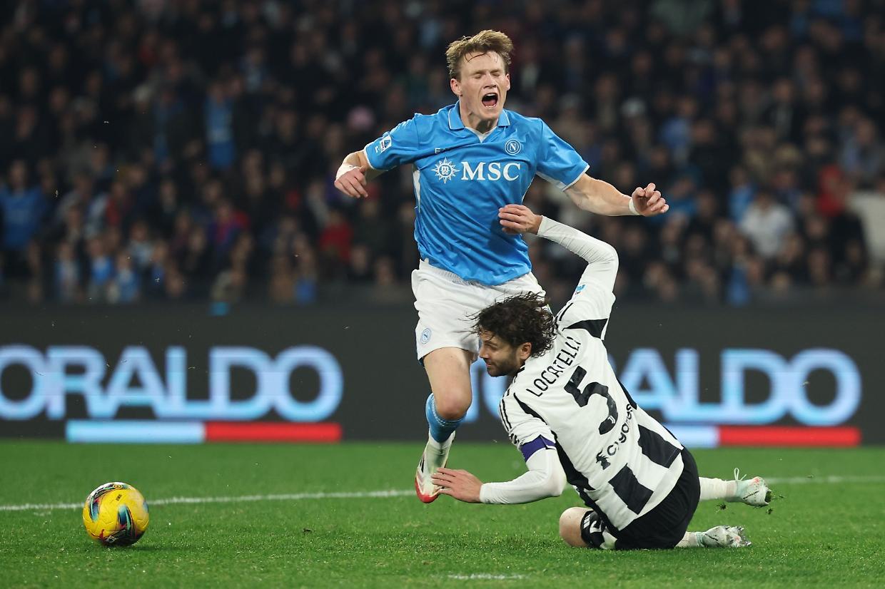 Il fallo da rigore di Locatelli su McTominay in Napoli-Juventus (foto LaPresse)