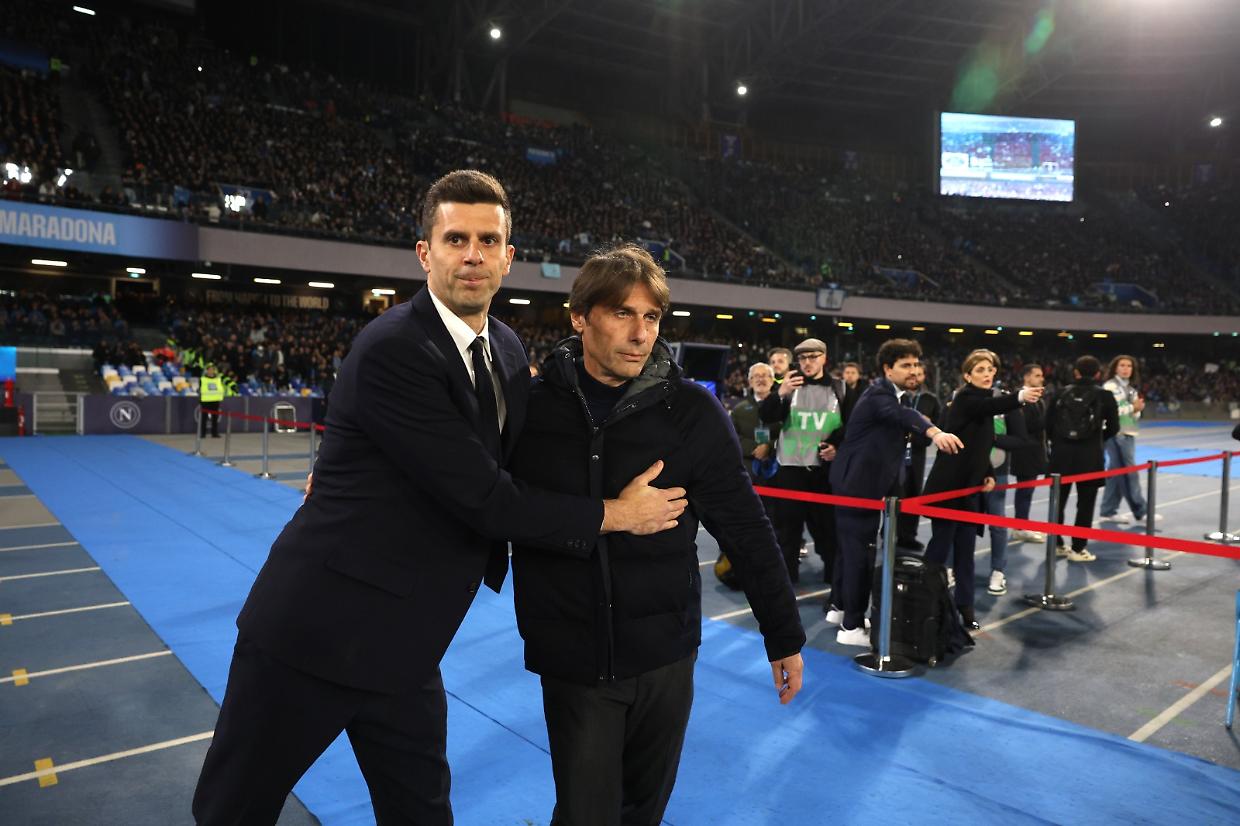 Gli allenatori di Juventus e Napoli, Thiago Motta e Antonio Conte (foto LaPresse)
