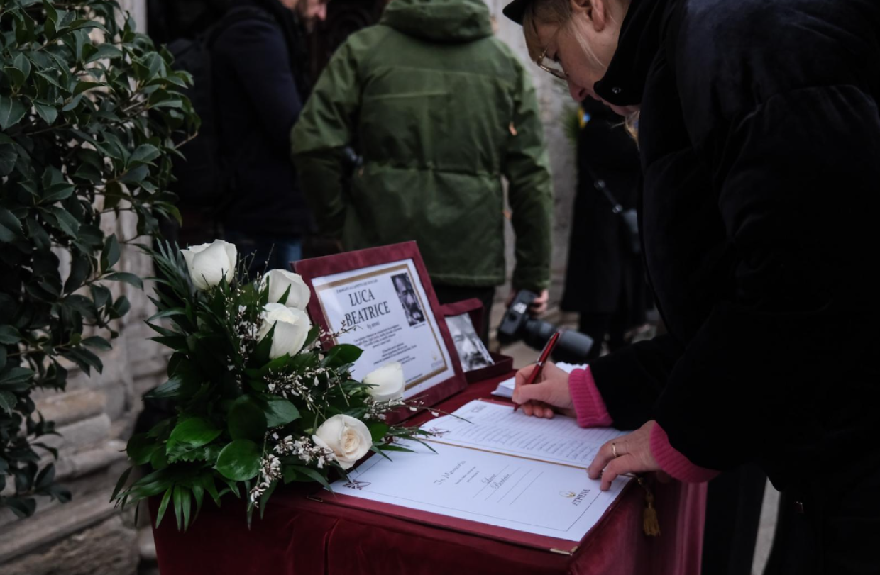 L'addio a Luca Beatrice: i funerali in centro a Torino