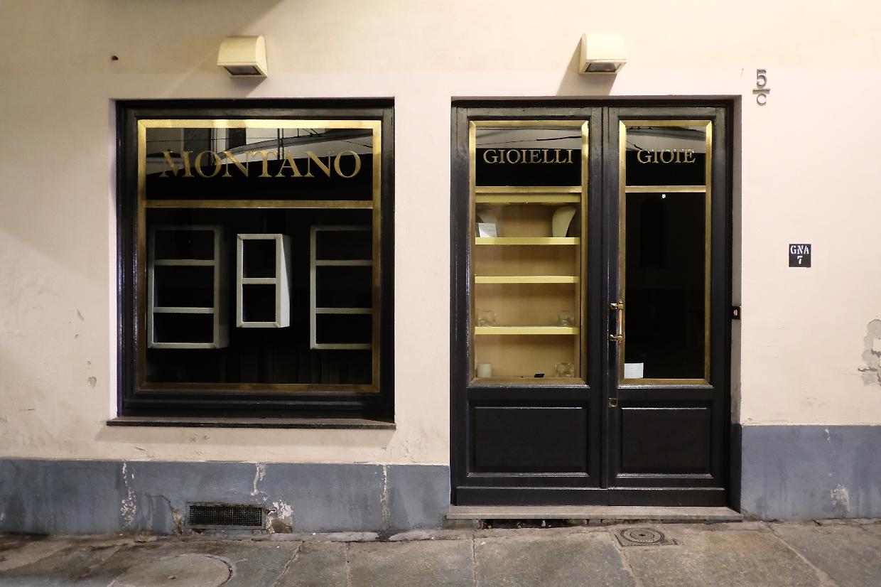 La rapina è avvenuta alla Gran Madre, alla gioielleria Montano