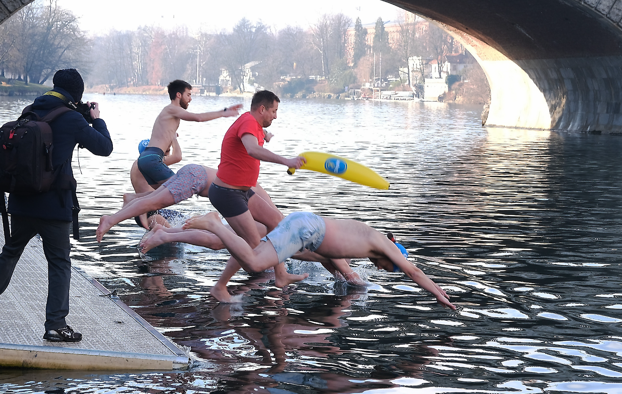 Il tuffo degli "orsi polari" nel Po (a 6 gradi) per la 124ª edizione del Cimento Invernale