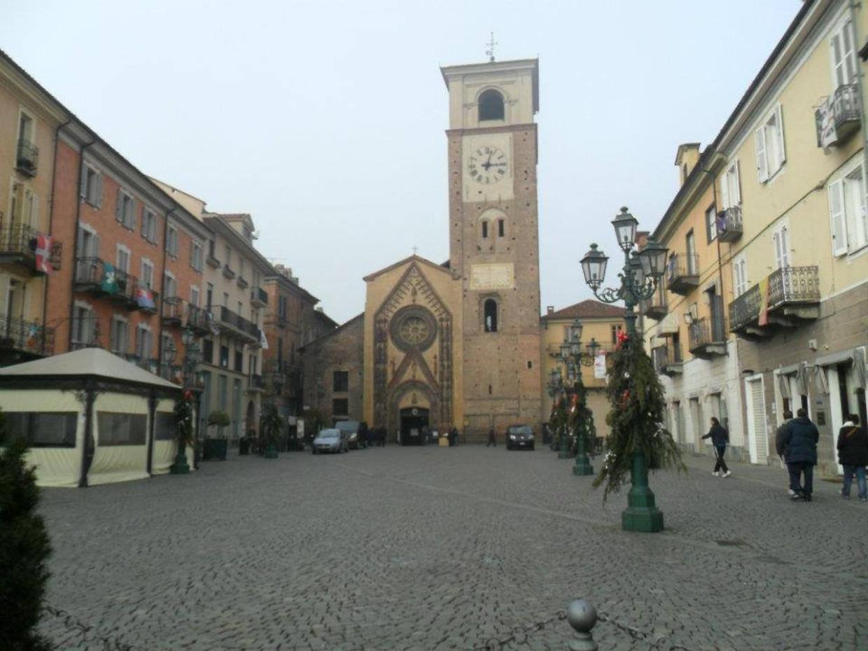 La scaltra truffatrice è diventata l'incubo dei commercianti di Chivasso e Brandizzo