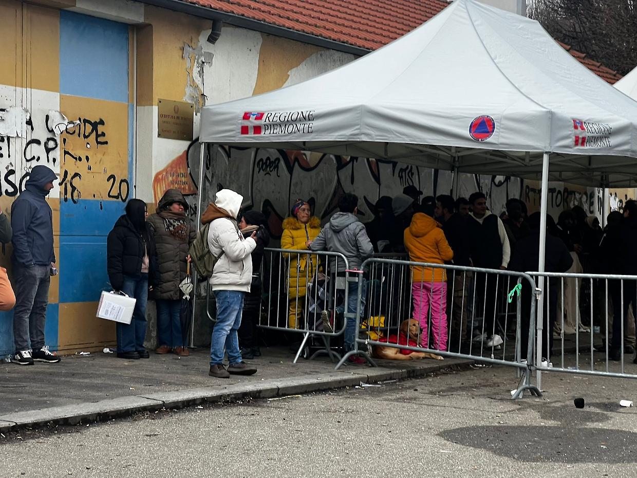 Torino, emergenza immigrazione: centinaia di persone in corso Verona 