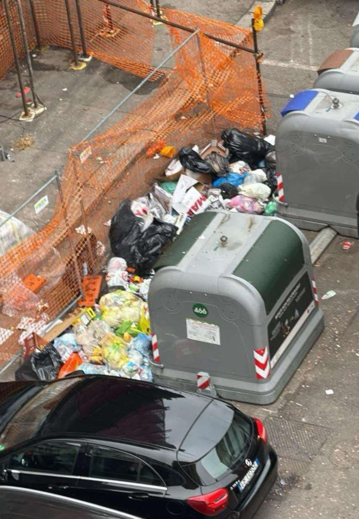 Cumuli di spazzatura su via Breglio
