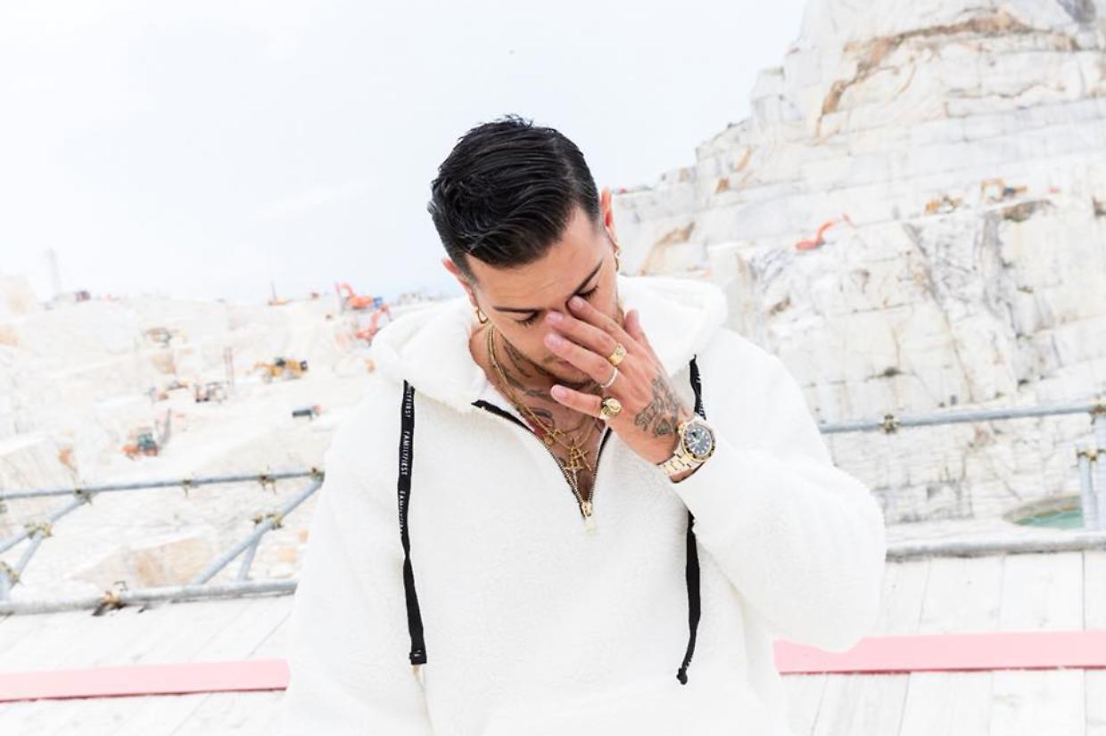 Emis Killa indagato per associazione a delinquere. In dubbio Sanremo?