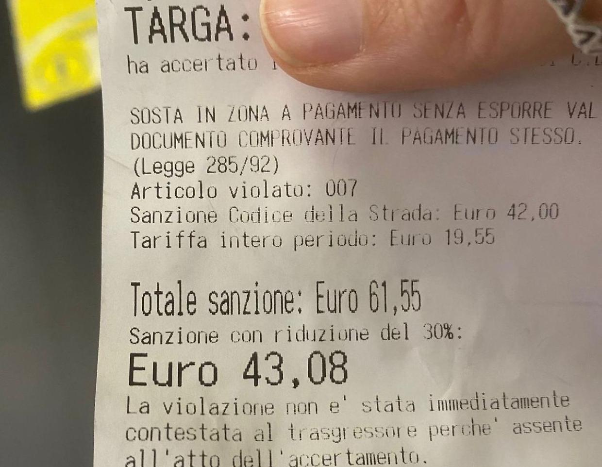 Strisce blu, la beffa delle “nuove” multe. Ora si paga anche la sosta di un giorno