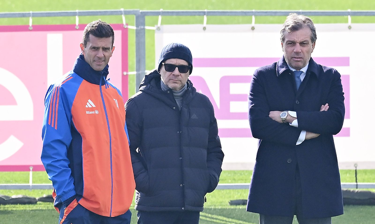 L'allenatore della Juventus, Thiago Motta, con i dirigenti Scanavino e Giuntoli
