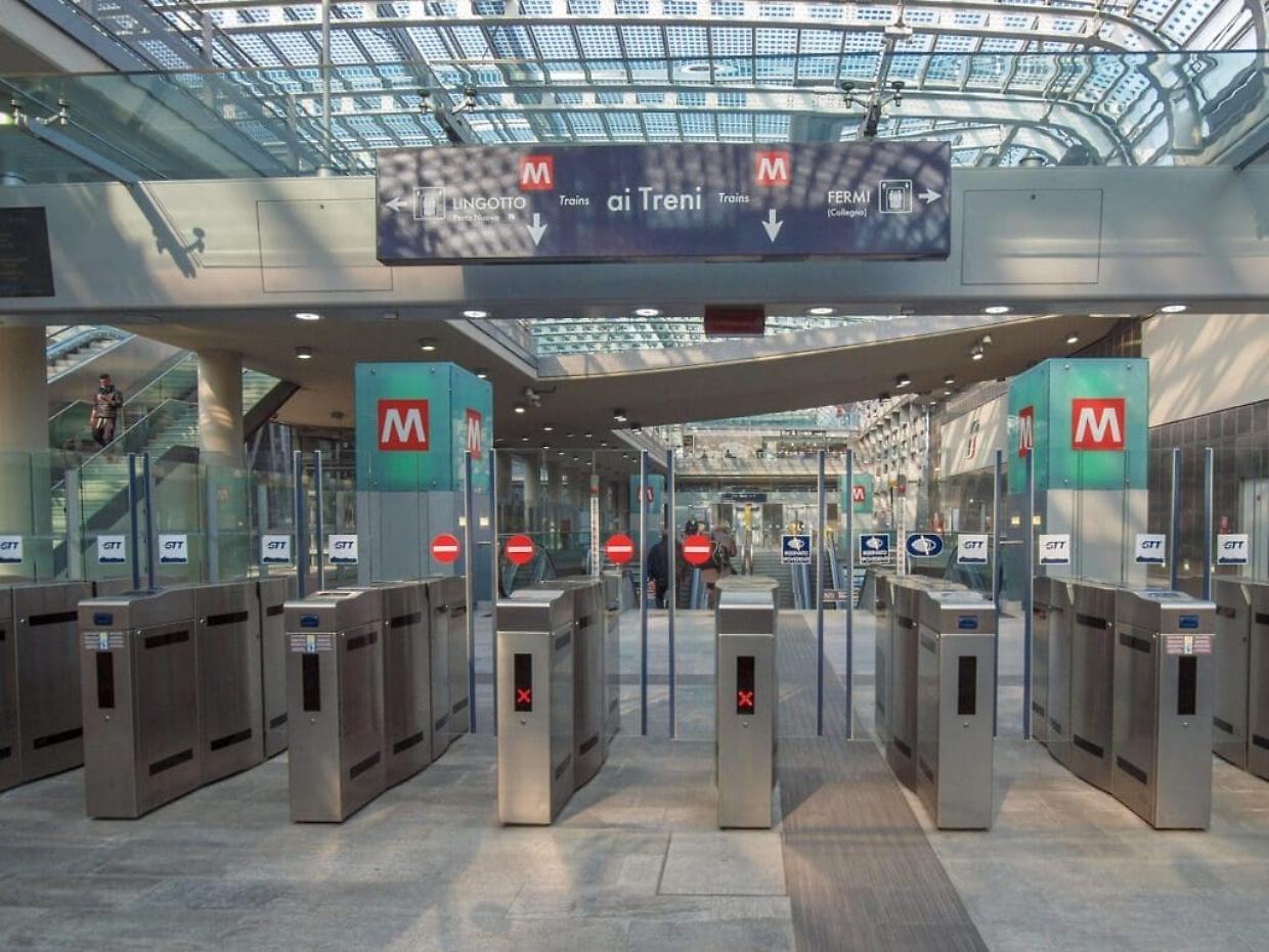 Chiusura serale della metropolitana: la protesta dei commercianti e dei giovani
