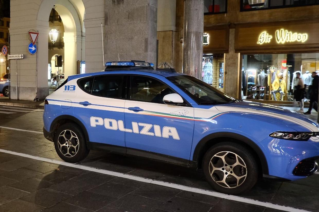 Caos e urla in via Roma: «C'è una rapina». E arrivano 4 pattuglie della polizia