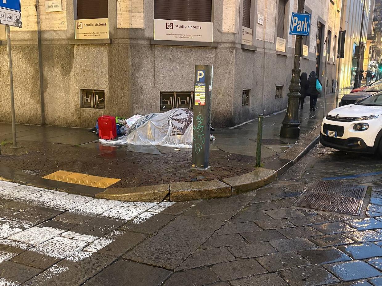 La Torino che non vuoi vedere: "Dormono tra le macchine, la situazione è fuori controllo"