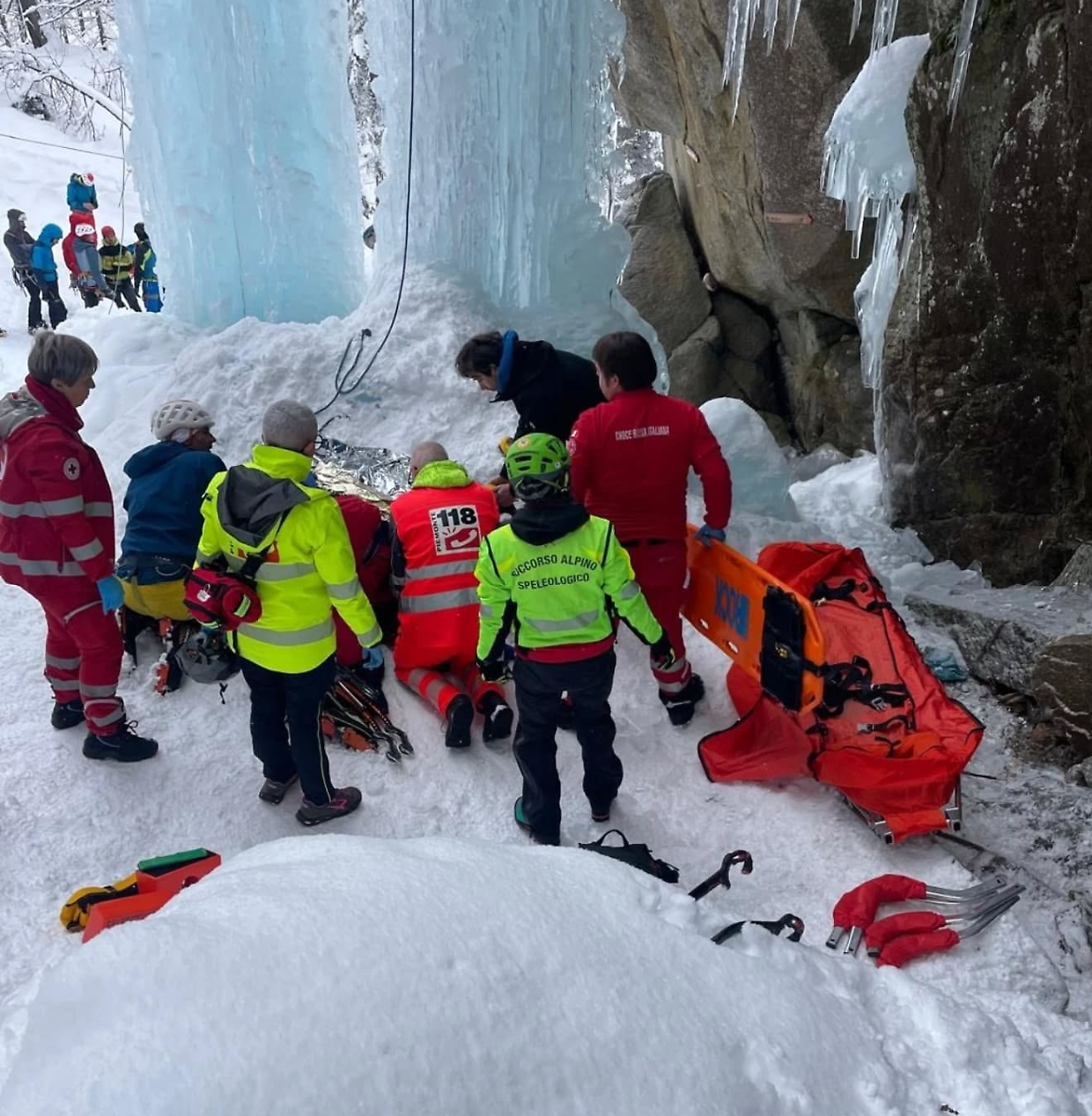 Scala una cascata di ghiaccio e precipita: paura all'Ice Park di Ceresole Reale