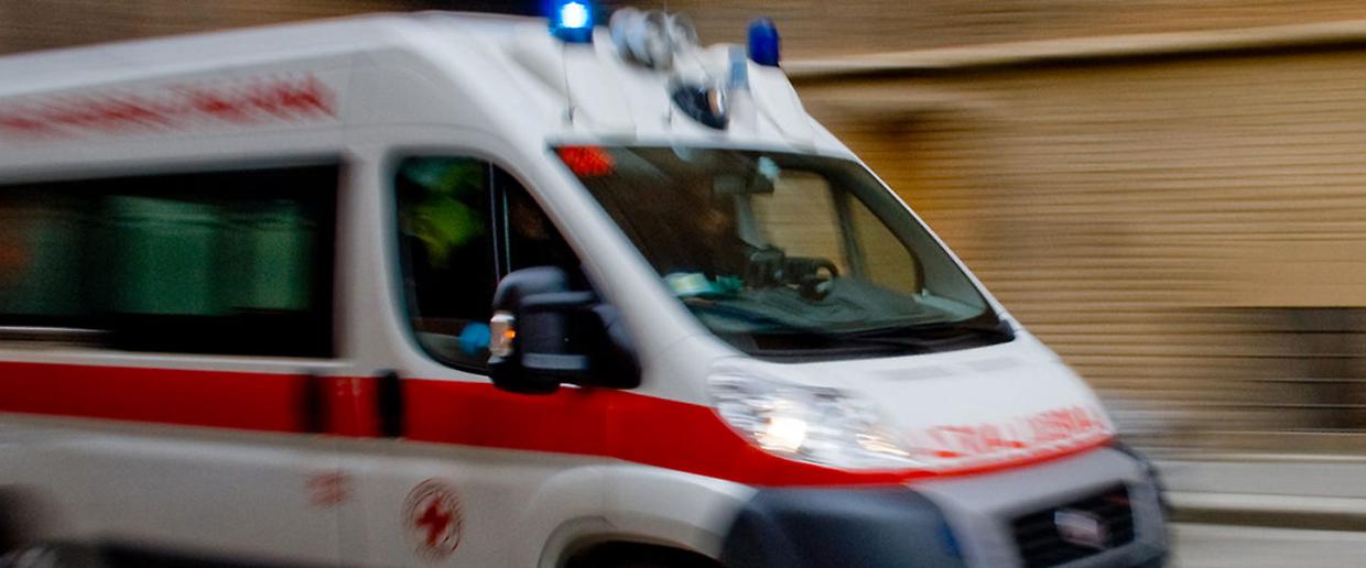 Ad Avigliana, un'Alfa Romeo Mito rossa si ribalta. Intervenuti polizia e soccorsi