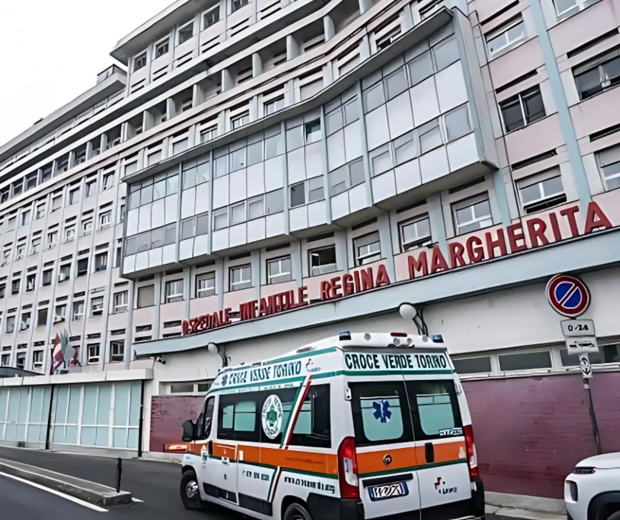 Bimbo di 3 anni cade in piscina e rischia di annegare: ricoverato in codice rosso