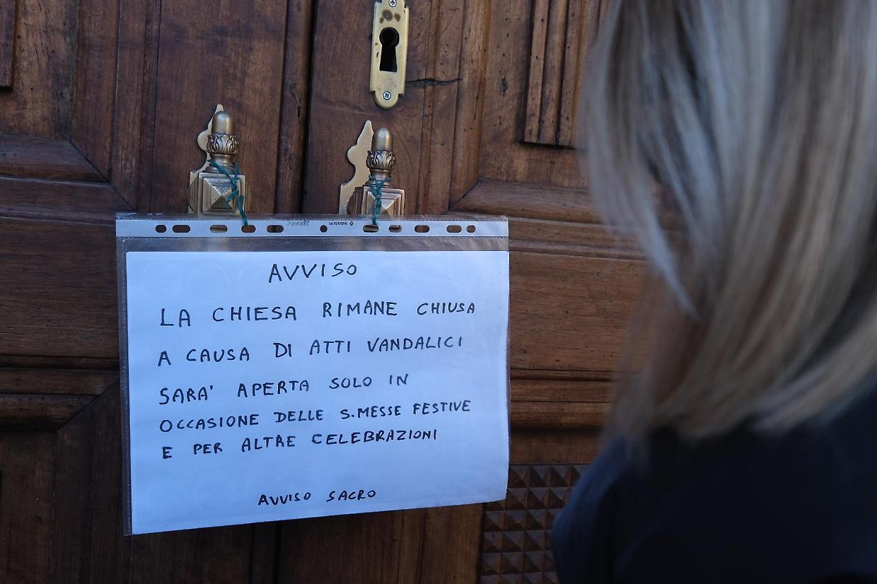 Trasforma la chiesa di Cavoretto in una toilette e il parroco è costretto a chiuderla
