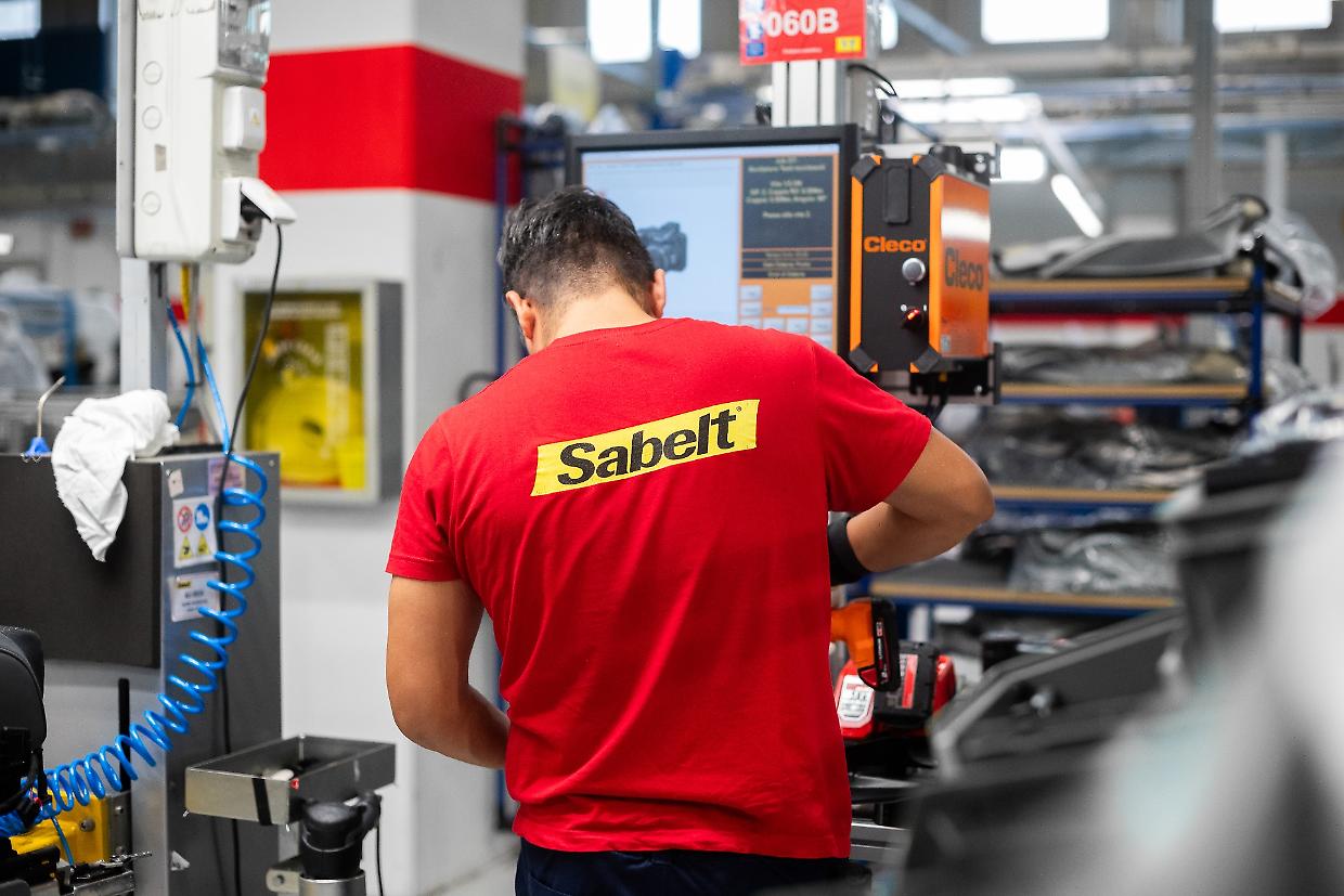 Sabelt, dalla Ferrari al suv degli arabi: accordo da 145 milioni