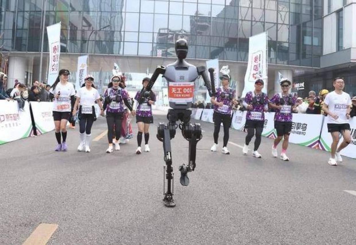 La prima maratona uomo-robot: una sfida senza precedenti a Pechino