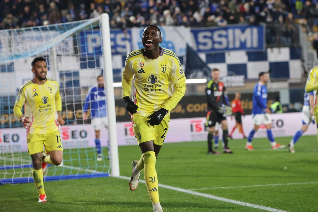 L'esultanza di Kolo Muani, autore di una doppietta nel 2-1 per la Juve a Como (foto LaPresse)